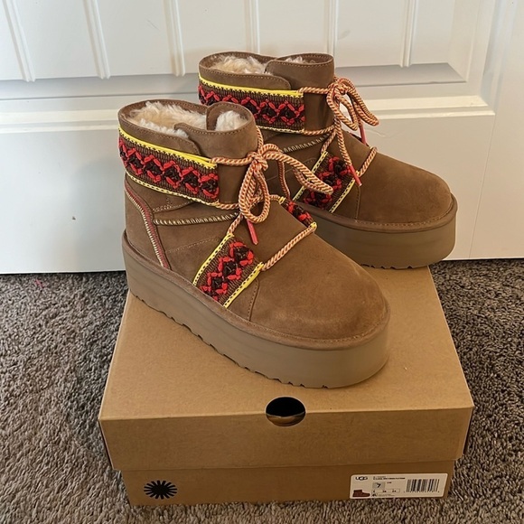 UGG Classic Mini II Braid Platform Boots Size 7 New In Box - Picture 1 of 7